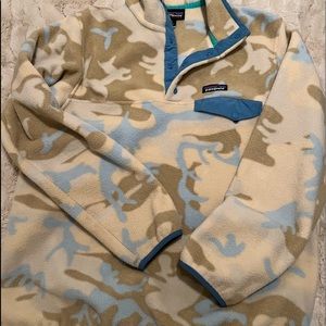 Patagonia CAMO pullover size Large(runs small fits more like a medium)
